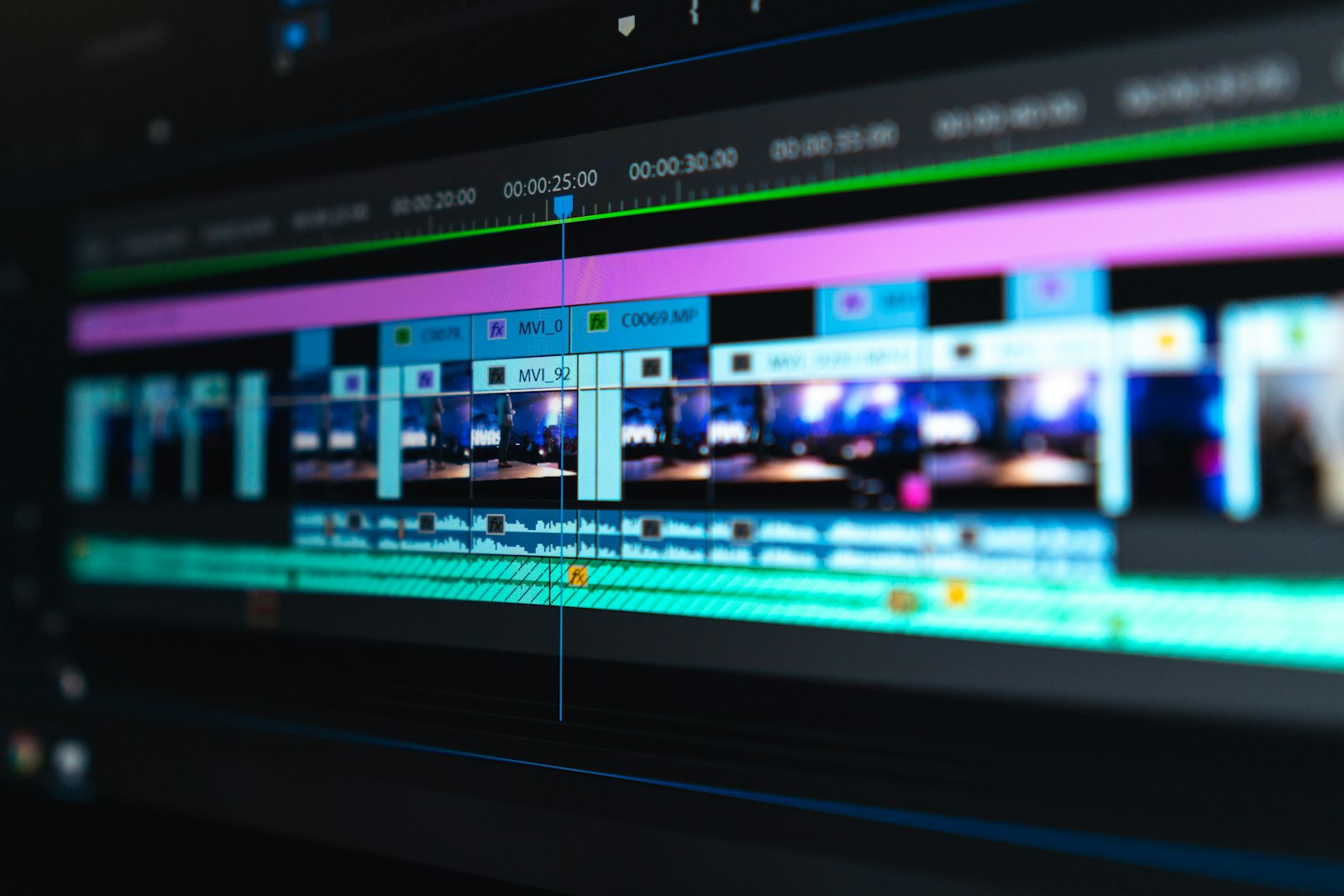 Gros plan sur une timeline de montage vidéo à l'écran
