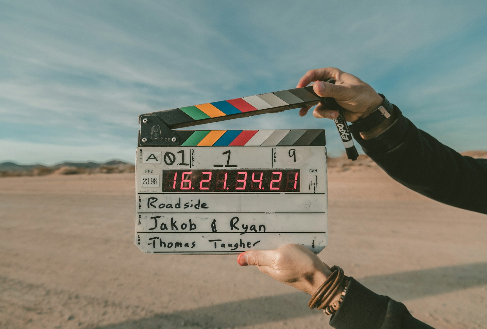 Clap de tournage tenu à la main juste avant une prise en extérieur