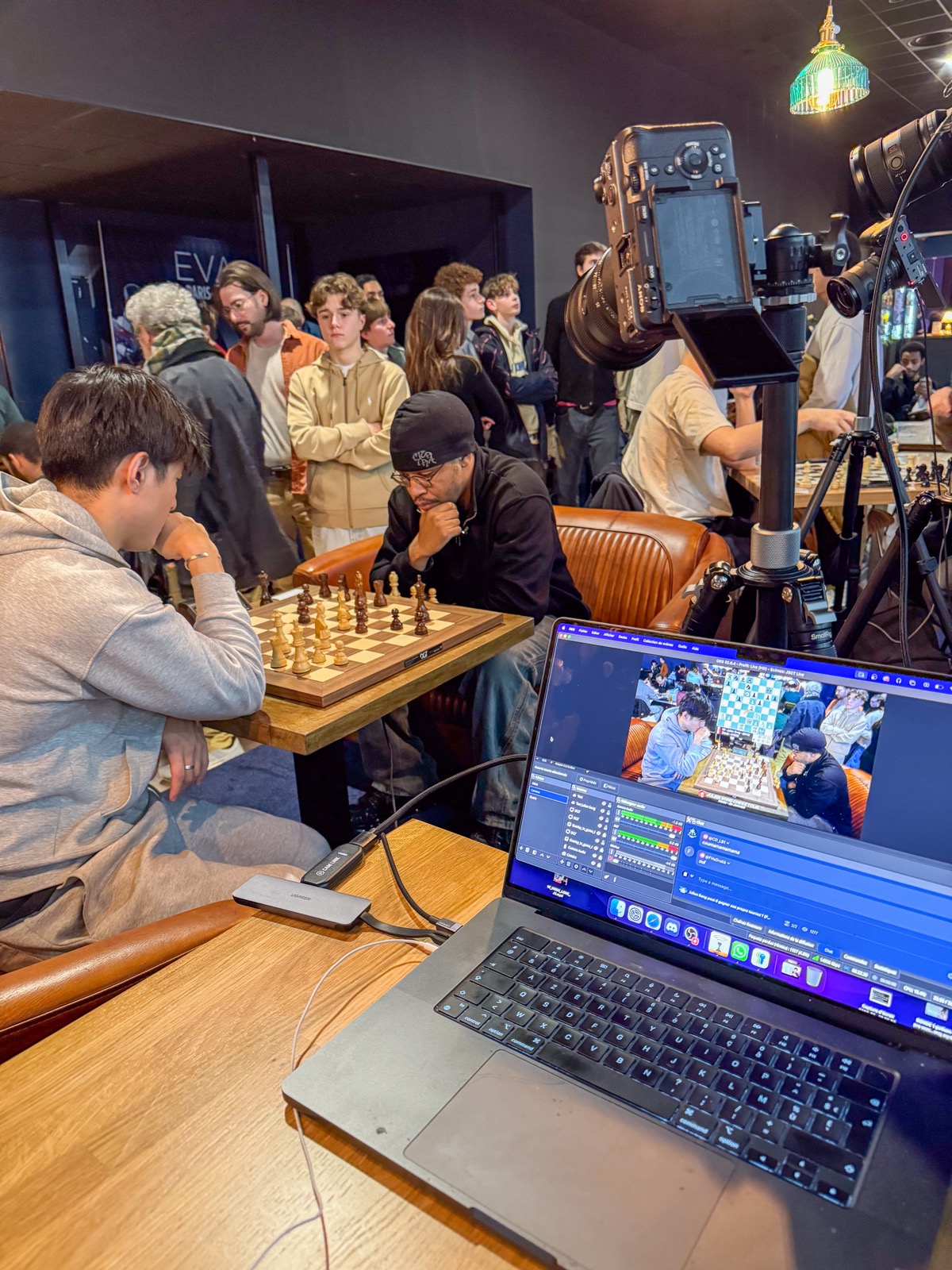 Live streaming échecs en bar avec public, caméra et laptop OBS