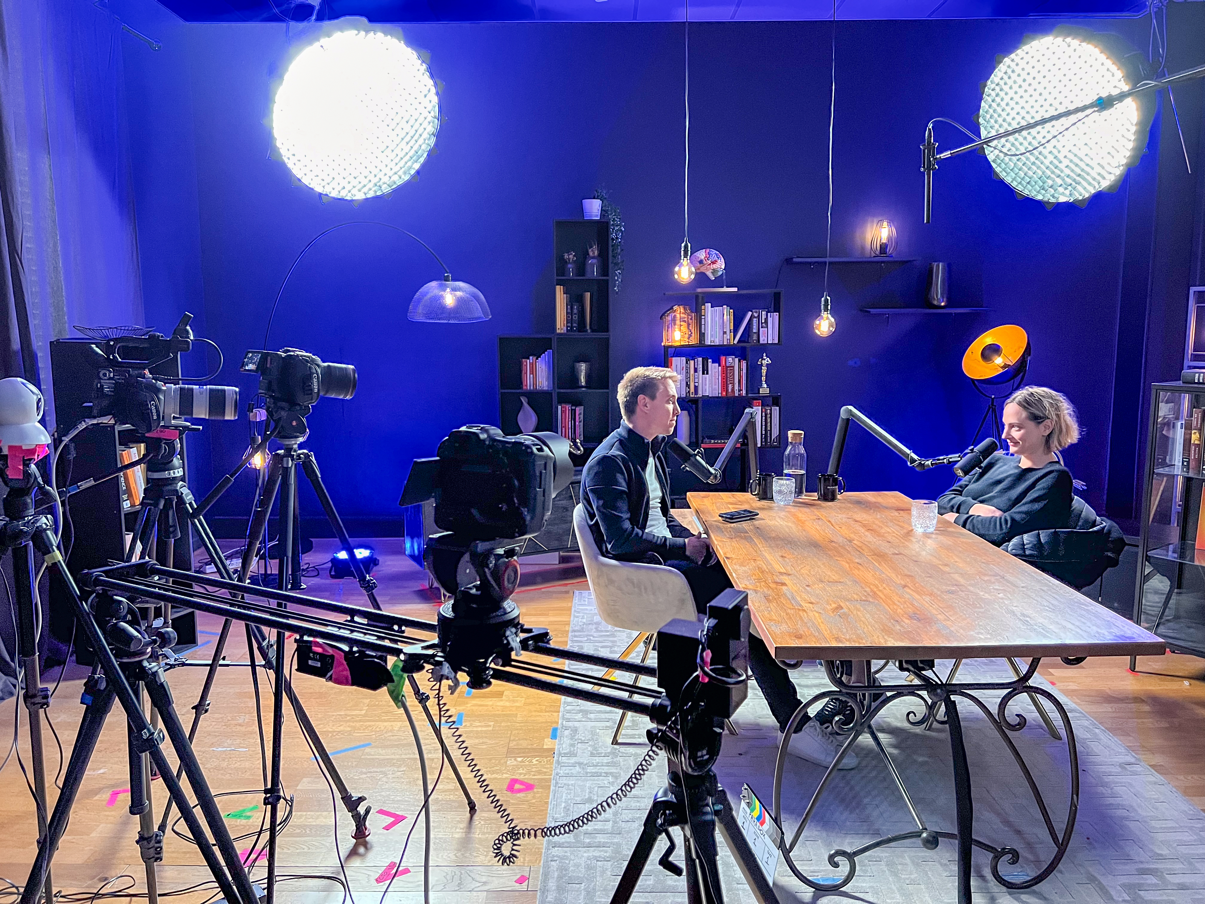 Plateau podcast avec éclairage cinéma