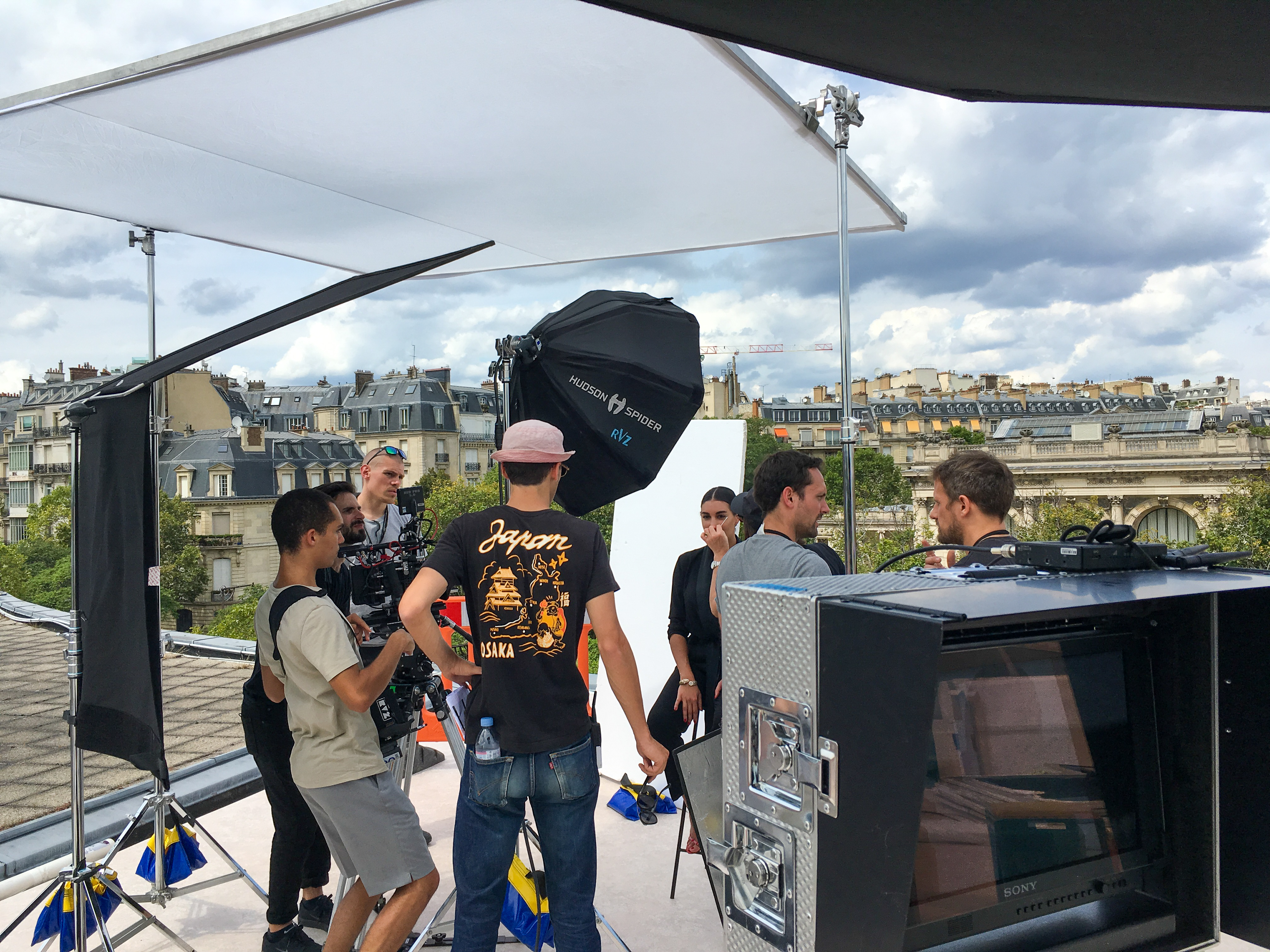 Tournage sur les toits de Paris